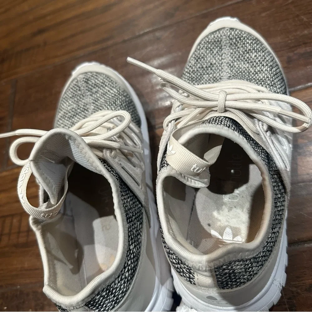 Adidas‎ Kids Size 2.5 Black and Cream Sneakers